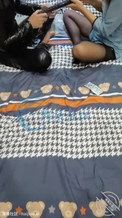 乱伦大神【梦想是母姨双飞】付费钻石贴，和两个骚货在帐篷里欢爱 截图3