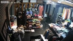 黑客破解摄像头 ️监控偷拍三个服装店内摄像头记录试衣过程 截图1