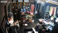 黑客破解摄像头 ️监控偷拍三个服装店内摄像头记录试衣过程 截图2