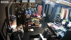黑客破解摄像头 ️监控偷拍三个服装店内摄像头记录试衣过程 截图3