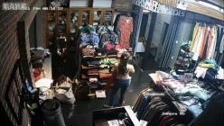黑客破解摄像头 ️监控偷拍三个服装店内摄像头记录试衣过程 截图6