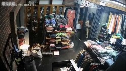 黑客破解摄像头 ️监控偷拍三个服装店内摄像头记录试衣过程 截图9