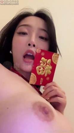 极品身材高颜值演员模特人气网黄「孙禾颐」女上位弹力插，大黑吊插入美逼，发骚展示绝美鲍鱼，脸逼同框自慰 截图2