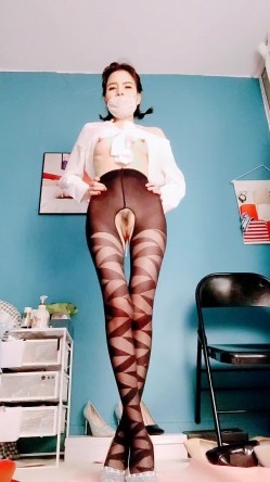 第一美腿175CM大长腿小姐姐，来大姨妈也要秀，条纹性感黑丝高跟鞋，小穴塞着棉棒揉搓，用棉花棒插尿道 截图14