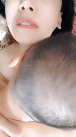 中年大哥跟小阿姨镜头前秀恩爱激情啪啪直播，淫声荡语互动撩骚，深喉口交大鸡巴让大哥舔逼压在身下边亲边草 截图10