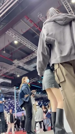 [超级裙底]最新2023上海车展各色美女模特 总有一款你喜欢 截图8