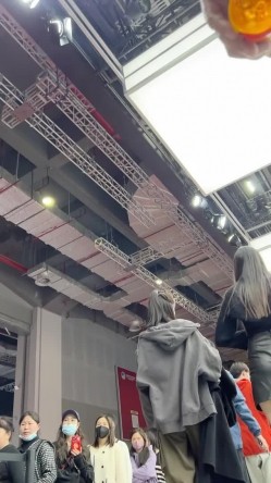 [超级裙底]最新2023上海车展各色美女模特 总有一款你喜欢 截图14