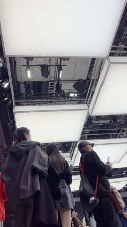 [超级裙底]最新2023上海车展各色美女模特 总有一款你喜欢 截图15