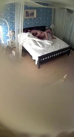 小旅馆钟点炮房偷拍来嗨皮的年轻小情侣干完各自拿着手机玩 截图6