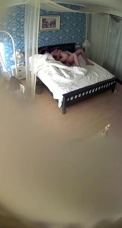 小旅馆钟点炮房偷拍来嗨皮的年轻小情侣干完各自拿着手机玩 截图7