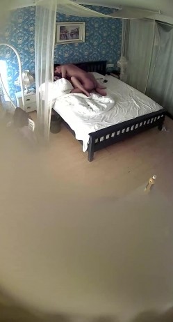 小旅馆钟点炮房偷拍来嗨皮的年轻小情侣干完各自拿着手机玩 截图9