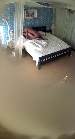 小旅馆钟点炮房偷拍来嗨皮的年轻小情侣干完各自拿着手机玩 截图10