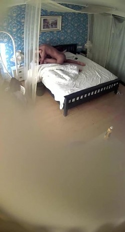 小旅馆钟点炮房偷拍来嗨皮的年轻小情侣干完各自拿着手机玩 截图11