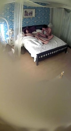 小旅馆钟点炮房偷拍来嗨皮的年轻小情侣干完各自拿着手机玩 截图14