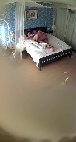 小旅馆钟点炮房偷拍来嗨皮的年轻小情侣干完各自拿着手机玩 截图15