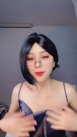 极品舔屏阿黑颜女神【蘸点蜜桃酱】门槛福利，太懂男人了，口活技术一流，高潮脸道具深喉 截图3