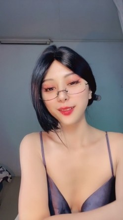极品舔屏阿黑颜女神【蘸点蜜桃酱】门槛福利，太懂男人了，口活技术一流，高潮脸道具深喉 截图4