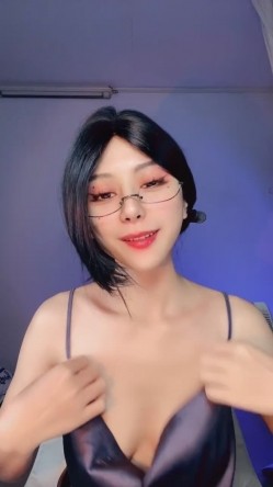 极品舔屏阿黑颜女神【蘸点蜜桃酱】门槛福利，太懂男人了，口活技术一流，高潮脸道具深喉 截图5