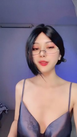 极品舔屏阿黑颜女神【蘸点蜜桃酱】门槛福利，太懂男人了，口活技术一流，高潮脸道具深喉 截图8