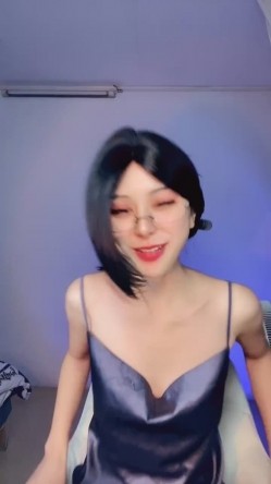 极品舔屏阿黑颜女神【蘸点蜜桃酱】门槛福利，太懂男人了，口活技术一流，高潮脸道具深喉 截图11