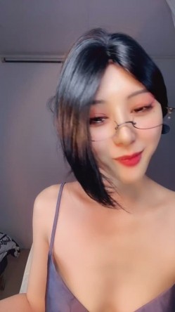 极品舔屏阿黑颜女神【蘸点蜜桃酱】门槛福利，太懂男人了，口活技术一流，高潮脸道具深喉 截图12