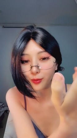 极品舔屏阿黑颜女神【蘸点蜜桃酱】门槛福利，太懂男人了，口活技术一流，高潮脸道具深喉 截图14