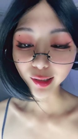 极品舔屏阿黑颜女神【蘸点蜜桃酱】门槛福利，太懂男人了，口活技术一流，高潮脸道具深喉 截图15