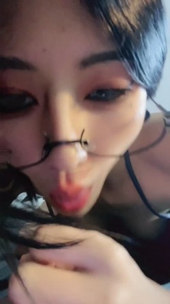 极品舔屏阿黑颜女神【蘸点蜜桃酱】门槛福利，太懂男人了，口活技术一流，高潮脸道具深喉 截图16
