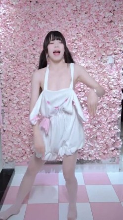 最新全网求档！【咬一口兔娘】黏黏团子兔！终极定制吐血放送（4V）最新首发【网曝热门事件抖音热瓜】新疆阿勒泰雪圈滑雪教练和女学员黄绿AK缆车上口爆啪啪私拍流出 截图2