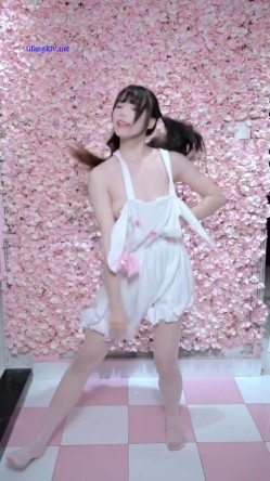 最新全网求档！【咬一口兔娘】黏黏团子兔！终极定制吐血放送（4V）最新首发【网曝热门事件抖音热瓜】新疆阿勒泰雪圈滑雪教练和女学员黄绿AK缆车上口爆啪啪私拍流出 截图4