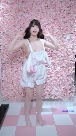 最新全网求档！【咬一口兔娘】黏黏团子兔！终极定制吐血放送（4V）最新首发【网曝热门事件抖音热瓜】新疆阿勒泰雪圈滑雪教练和女学员黄绿AK缆车上口爆啪啪私拍流出 截图9