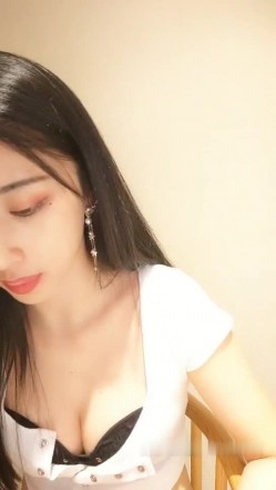 高颜值气质美女小尺度浴室湿身诱惑 单腿网袜洗澡摸奶非常诱人 截图1