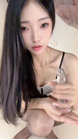 来乐(足迹)人气女神【若语】高价定制全裸全脸出镜道具自慰第二弹 截图8