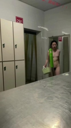 十月私房最新流出 魔手 外购 最新流出《坑闺蜜》系列16大学澡堂偷拍漂亮学生妹 截图15
