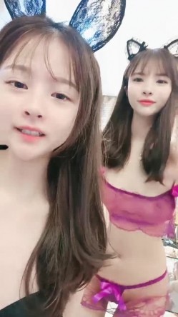 美女姐妹花双女秀！性感内衣极度淫骚！穿戴假屌骑乘位插穴，骚逼流出白浆，交叉姿势互磨骚穴 截图1
