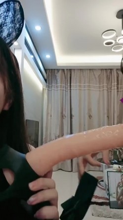 美女姐妹花双女秀！性感内衣极度淫骚！穿戴假屌骑乘位插穴，骚逼流出白浆，交叉姿势互磨骚穴 截图3