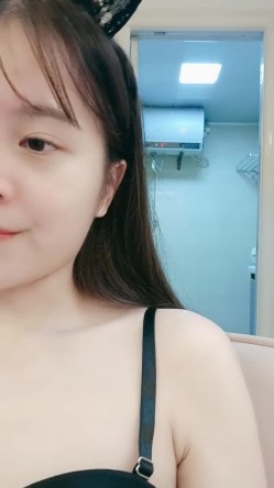 美女姐妹花双女秀！性感内衣极度淫骚！穿戴假屌骑乘位插穴，骚逼流出白浆，交叉姿势互磨骚穴 截图14