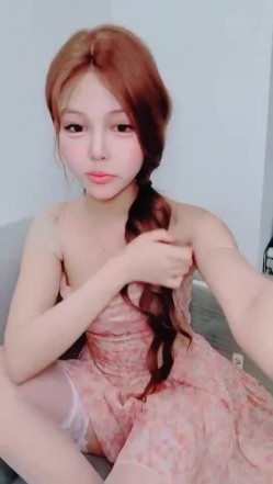 身材娇小，私处肥厚，网红骚姐姐 小小榨汁精 福利，大号道具自慰流白浆，无套肏翻白眼 截图1