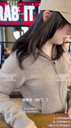 推特极品阿黑颜母狗「Pupu噗噗」《肯德基接精》吃着肯德基，趁他上洗手间的时机，再榨他一回精，回到座位发现嘴上还有精液 截图1