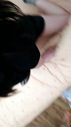韵味十足的尤物骚货，卧室中被猥琐男推到舔逼，道具自慰，打飞机口硬女上位啪啪 截图5