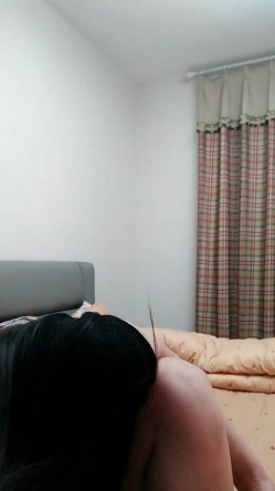 韵味十足的尤物骚货，卧室中被猥琐男推到舔逼，道具自慰，打飞机口硬女上位啪啪 截图6