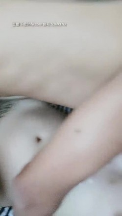 北京骚母狗蜜桃臀大奶子露脸口交大鸡巴吸蛋蛋真精彩，被大哥各种爆草抽插浪叫呻吟，表情好骚射在她大屁股上 截图6