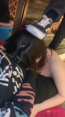 《极品反差婊 泄密》露脸才是王道！推特清纯大波翘臀奔放正妹【辉夜姬】私拍各种反人类调教群P喝尿炮击多人颜射场面令人乍舌 截图7