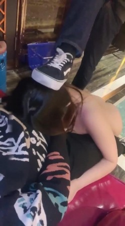 《极品反差婊 泄密》露脸才是王道！推特清纯大波翘臀奔放正妹【辉夜姬】私拍各种反人类调教群P喝尿炮击多人颜射场面令人乍舌 截图10