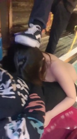 《极品反差婊 泄密》露脸才是王道！推特清纯大波翘臀奔放正妹【辉夜姬】私拍各种反人类调教群P喝尿炮击多人颜射场面令人乍舌 截图11