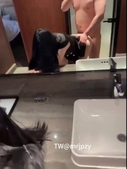 群P极品尤物娇妻，从洗手间干到床上，前后塞满大肉棒体验极致快乐！穿着黑丝连衣被单男按在镜子前狠狠艹 截图1