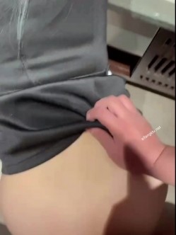 群P极品尤物娇妻，从洗手间干到床上，前后塞满大肉棒体验极致快乐！穿着黑丝连衣被单男按在镜子前狠狠艹 截图2