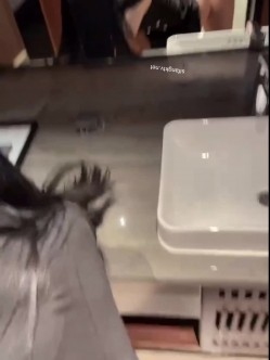 群P极品尤物娇妻，从洗手间干到床上，前后塞满大肉棒体验极致快乐！穿着黑丝连衣被单男按在镜子前狠狠艹 截图3