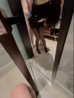 群P极品尤物娇妻，从洗手间干到床上，前后塞满大肉棒体验极致快乐！穿着黑丝连衣被单男按在镜子前狠狠艹 截图5