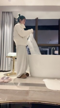 爆乳校花 首次被干【憨宝宝】男友搞完 又约大哥搞 自慰啪啪 逼毛浓厚好性感 爽的很 截图1